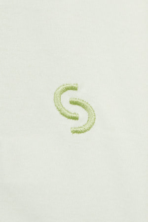 logo Isakin brodé sur t shirt vert clair