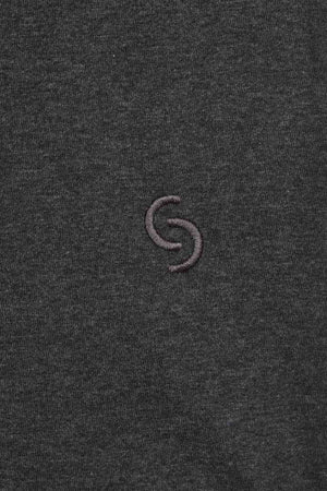 logo Isakin brodé sur tshirt gris 
